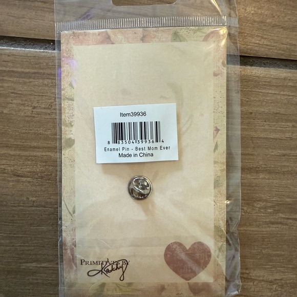 Best Mom Ever Pin - Picture 2 of 2